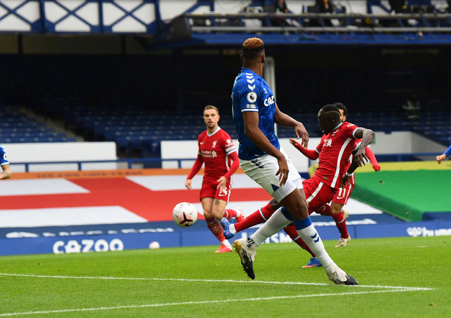 她是那麼獨 她是那麼獨